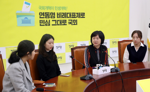 정의당 이정미 대표가 13일 국회에서 음주운전 사고로 사망한 고 윤창호 군의 친구들과 면담하며 위로의 말을 전하고 있다. 연합뉴스
