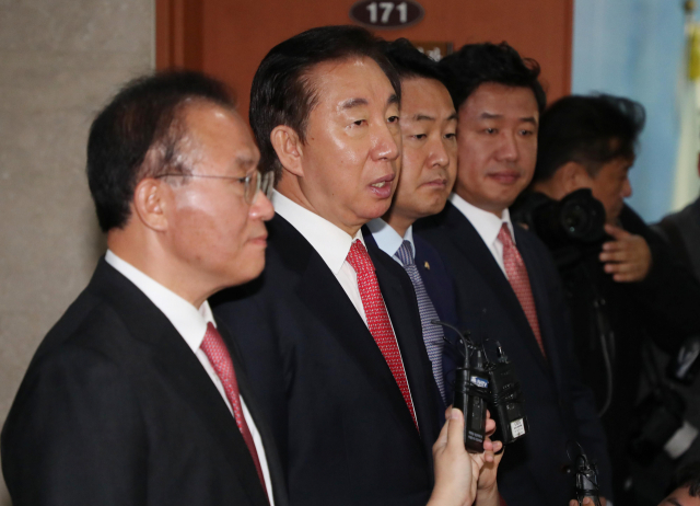 자유한국당 김성태 원내대표와 바른미래당 김관영 원내대표가 13일 오전 국회 정론관에서 환경부 장관 임명 강행 등 청와대와 여당이 협치에 노력하지 않고 있다고 지적하며 인사검증책임자인 조국 청와대 민정수석의 해임을 촉구하는 내용의 공동 기자회견 후 기자들의 질문에 답하고 있다. 왼쪽부터 자유한국당 윤재옥 원내수석부대표, 김성태 원내대표, 바른미래당 김관영 원내대표, 유의동 원내수석부대표. 연합뉴스