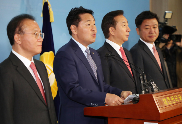 자유한국당 김성태 원내대표와 바른미래당 김관영 원내대표가 13일 오전 국회 정론관에서 환경부 장관 임명 강행 등 청와대와 여당이 협치에 노력하지 않고 있다고 지적하며 인사검증책임자인 조국 청와대 민정수석의 해임을 촉구하는 내용의 공동 기자회견을 하고 있다. 왼쪽부터 자유한국당 윤재옥 원내수석부대표, 바른미래당 김관영 원내대표, 자유한국당 김성태 원내대표, 바른미래당 유의동 원내수석부대표. 연합뉴스