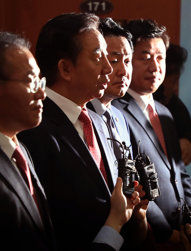 자유한국당 김성태 원내대표와 바른미래당 김관영 원내대표가 13일 오전 국회 정론관에서 환경부 장관 임명 강행 등 청와대와 여당이 협치에 노력하지 않고 있다고 지적하며 인사검증책임자인 조국 청와대 민정수석의 해임을 촉구하는 내용의 공동 기자회견 후 기자들의 질문에 답하고 있다. 왼쪽부터 자유한국당 윤재옥 원내수석부대표, 김성태 원내대표, 바른미래당 김관영 원내대표, 유의동 원내수석부대표. 연합뉴스