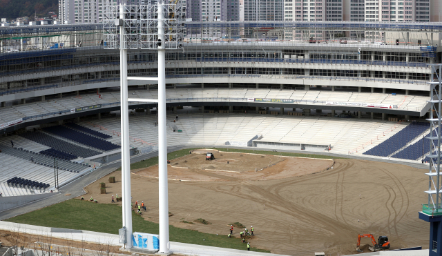 13일 오후 경남 창원시 마산회원구 신축 야구장 공사장에서 공사가 한창이다. 창원시는 야구장이 위치한 