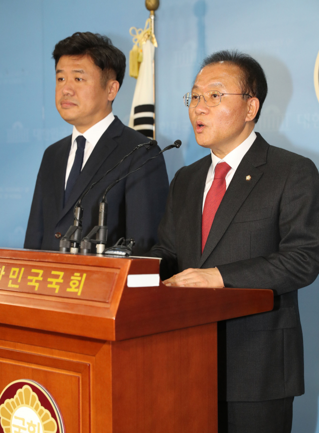 자유한국당 윤재옥(오른쪽), 바른미래당 유의동 원내수석부대표가 12일 오후 국회 정론관에서 기자회견을 열고 이날 오후에 열기로 한 여·야·정 국정상설협의체 합의문 이행 추진을 위한 3당 실무 TF 회의에 정부의 인사강행 등을 이유로 야당이 참여를 보류하겠다고 밝히고 있다. 연합뉴스