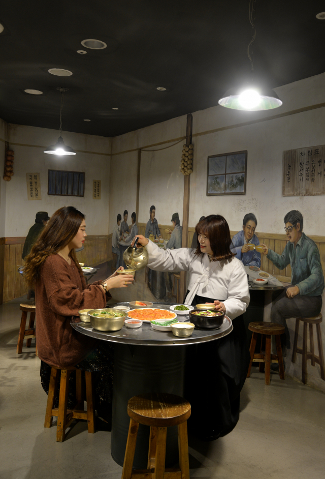 향촌동은 문화예술인들이 피란살이의 고단한 심사를 달래며 문화와 예술에 대한 열정을 쏟았던 곳이다.향촌문화관 2층에는 당시의 주점을 재현해놓고 있다.이채근 기자 mincho@msnet.co.kr