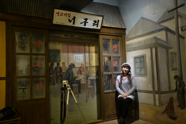 대만인 관광객이 향촌문화관에서 셀카로 추억을 담고 있다.이채근 기자 mincho@msnet.co.kr