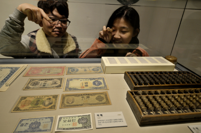 1932년 조선식산은행 건물인 대구근대역사관에는 조선식산은행실이 마련돼 근대 화폐와 주산 등을 만날수 있다.이채근 기자 mincho@msnet.co.kr