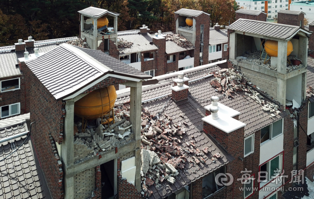 규모 5.4 포항 지진이 발생한 지 1년이 다가오지만 상당수 건물이 복구되지 않은 채 위험에 노출돼 있다. 철거를 앞둔 북구 환호동 대동빌라 건물이 13일 출입통제 없이 1년 전 모습 그대로 방치돼 있다. 우태욱 기자 woo@msnet.co.kr