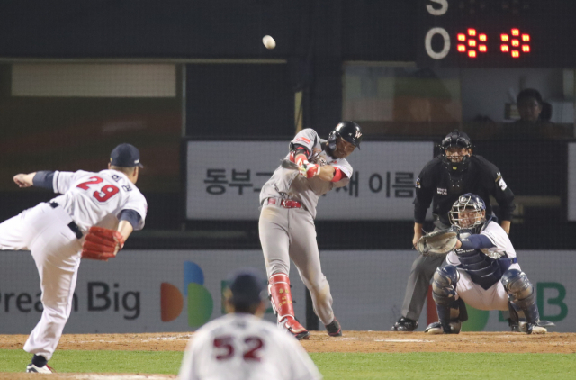 12일 서울 잠실야구장에서 열린 2018 프로야구 한국시리즈 두산 베어스와 SK 와이번스의 6차전 경기. 13회초 SK 한동민이 유희관을 상대로 역전 솔로포를 날리고 있다. 연합뉴스
