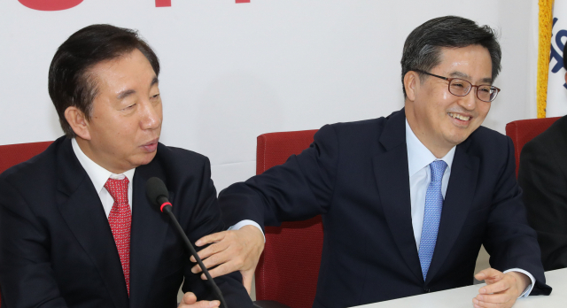 13일 오후 국회 원내대표실로 자유한국당 김성태 원내대표를 방문한 김동연 경제부총리 겸 기획재정부 장관이 정부의 인사와 예산처리에 대해 비판 발언하는 김성태 원내대표의 팔을 잡고 있다. 연합뉴스