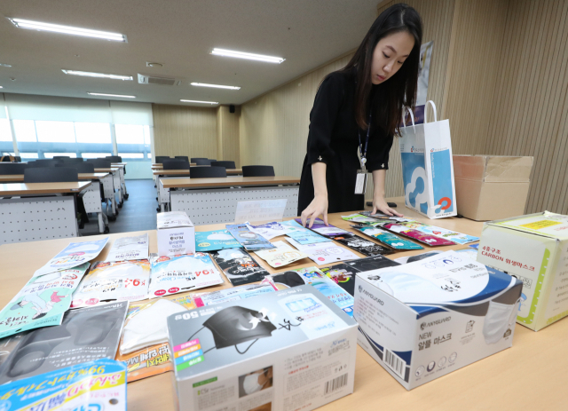 고농도 미세먼지가 계절과 상관없이 자주 발생함에 따라 마스크 소비가 늘고 있지만 제품별로 차단 성능에 차이가 있어 주의가 필요한 것으로 나타났다. 4일 한국소비자원은 온라인쇼핑몰에서 황사나 미세먼지 등의 차단 효과를 표시 및 광고한 마스크 35개 제품에 대한 조사결과를 발표했다. 공기를 들이마실 때 먼지를 걸러주는 비율을 뜻하는 분집포집효율은 35개 제품 중 보건용 마스크 20개 제품은 평균 98%를 기록했다. 하지만 방한대나 기타 마스크 15개 제품 중 1 제품만이 분집포집효율 최소기준 에 적합한 것으로 나타났고 나머지 14개 제품은 사실상 미세먼지가 효과가 미미한 평균 40% 수준을 기록했다. 사진은 이날 오전 서울 송파구 한국소비자원 서울지원에서 관계자가 조사 대상 마스크를 정리하고 있는 모습. 연합뉴스