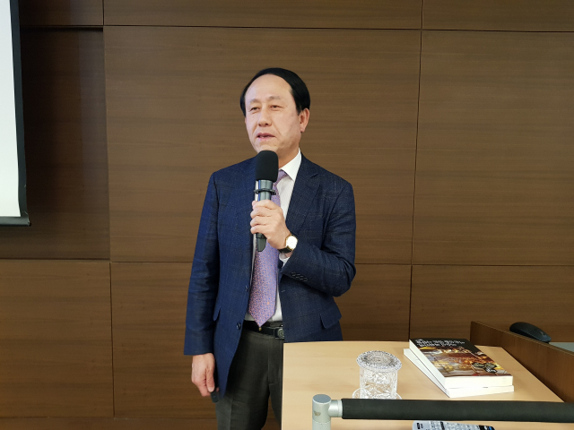 제장명 순천향대 이순신연구소장이 13일 매일신문 CEO포럼 제5기 11주 차 강연을 하고 있다. 배형욱 기자