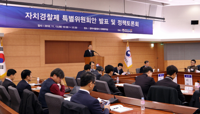 정순관 대통령소속 자치분권위원회 위원장이 13일 오전 정부서울청사에서 열린 자치경찰제 특별위원회안 발표 및 정책토론회에서 인사말을 하고 있다. 연합뉴스