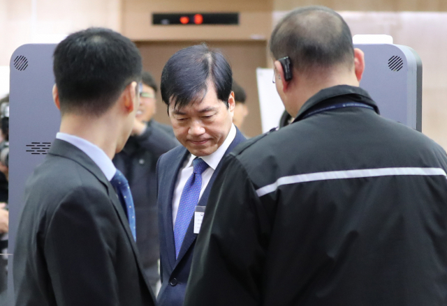 김태한 삼성바이오로직스 대표이사가 14일 오전 서울 종로구 정부서울청사에서 열린 삼성바이오로직스 분식회계 혐의 재감리 안건 논의를 위한 증선위원회 회의에 참석하기 위해 굳은 표정으로 들어서고 있다. 연합뉴스