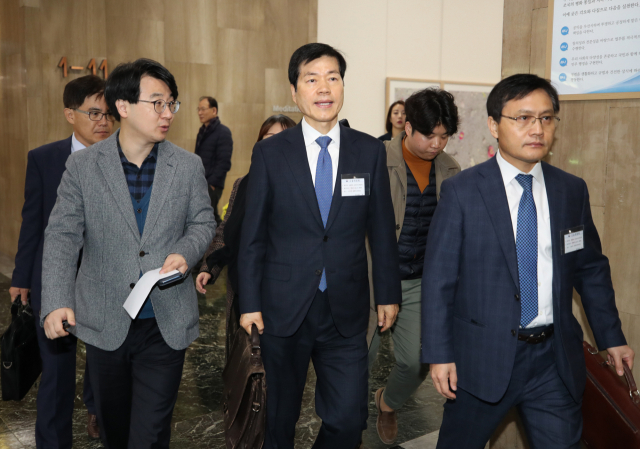 김태한 삼성바이오로직스 대표이사가 14일 오전 서울 종로구 정부서울청사에서 열린 삼성바이오로직스 분식회계 혐의 재감리 안건 논의를 위한 증선위원회 회의에 참석하며 질문받고 있다. 연합뉴스