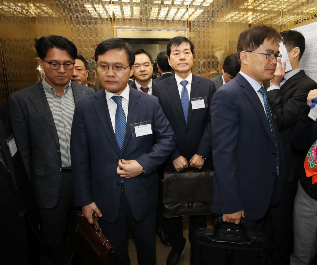 김태한 삼성바이오로직스 대표이사가 14일 오전 서울 종로구 정부서울청사에서 열린 삼성바이오로직스 분식회계 혐의 재감리 안건 논의를 위한 증선위원회 회의에 참석하기 위해 승강기를 타고 있다. 연합뉴스