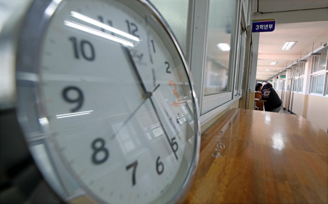 2019학년도 대학수학능력시험을 이틀 앞둔 13일 오전 서울 영등포구 여의도고등학교에서 3학년 수험생들이 복도에 나와 자습을 하고 있다. 연합뉴스