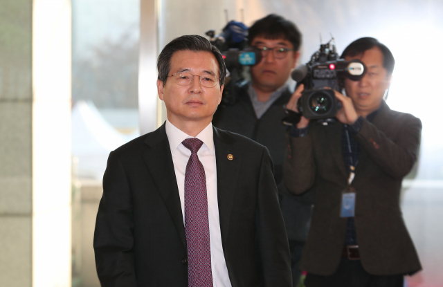 김용범 증권선물위원장이 14일 서울 세종로 정부서울청사에 출근하고 있다. 이날 금융위원회 산하 증권선물위원회는 정례회의를 열고 삼성바이오로직스분식회계 혐의에 대해 다시 심의를 벌여 최종 결론을 내릴 것으로 예상된다. 연합뉴스