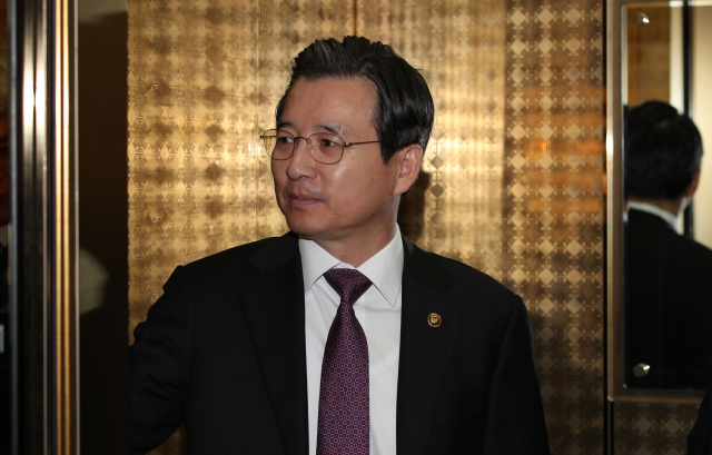 김용범 증권선물위원장이 14일 서울 세종로 정부서울청사에 출근하고 있다. 이날 금융위원회 산하 증권선물위원회는 정례회의를 열고 삼성바이오로직스분식회계 혐의에 대해 다시 심의를 벌여 최종 결론을 내릴 것으로 예상된다. 연합뉴스