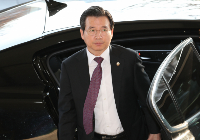 김용범 증권선물위원장이 14일 서울 세종로 정부서울청사에 출근하고 있다. 이날 금융위원회 산하 증권선물위원회는 정례회의를 열고 삼성바이오로직스분식회계 혐의에 대해 다시 심의를 벌여 최종 결론을 내릴 것으로 예상된다. 연합뉴스