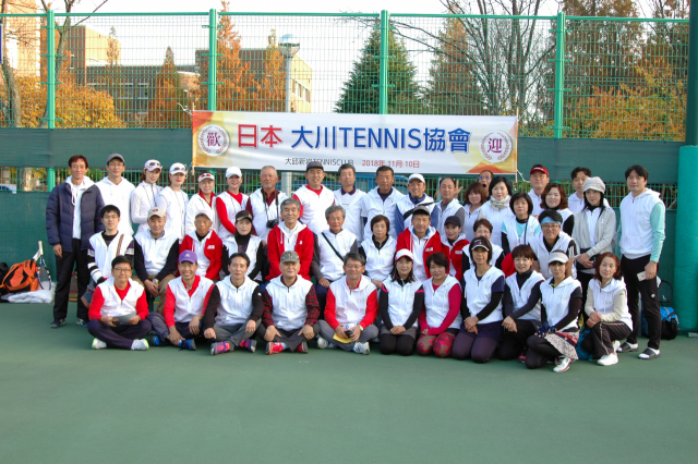 지난 10~12일 대구에서 테니스교류대회를 한 대구신암테니스클럽과 일본 오오카와테니스협회 회원들이 포즈를 취했다. 대구신암테니스클럽 제공