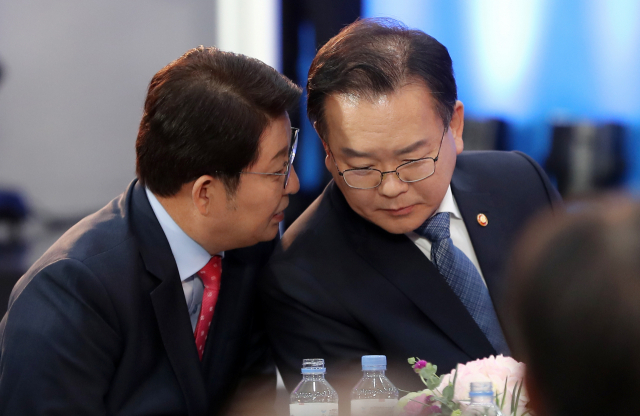 김부겸 행정안전부 장관(오른쪽)과 권영진 대구시장이 31일 오후 경북 안동시 풍천면 경상북도청에서 열린 2018 대구경북 상생포럼에 참석해 대화하고 있다. 연합뉴스