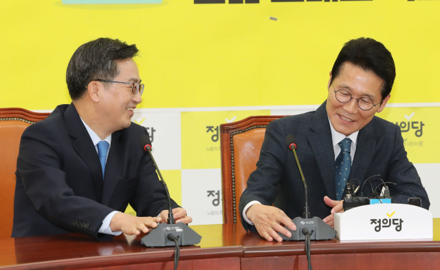 정의당 윤소하 원내대표(오른쪽)가 14일 오전 국회 원내대표실에서 김동연 경제부총리 겸 기획재정부 장관의 방문을 받고 환담하고 있다. 연합뉴스