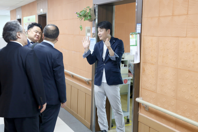 일본 요양병원 관계자들이 인덕의료재단이 운영하는 예천 경도요양병원을 방문해 시설을 견학하고 있다. 연매출 4조원의 일본 요양병원 대기업 관계자들은 인덕의료재단의 시설과 직원 서비스에 극찬을 아끼지 않았다. 인덕의료재단 제공
