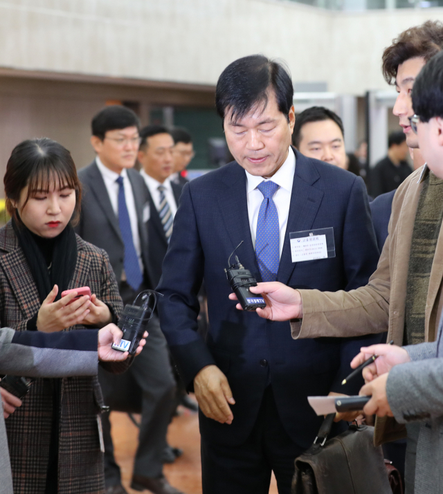 김태한 삼성바이오로직스 대표이사가 14일 오전 서울 종로구 정부서울청사에서 열린 삼성바이오로직스 분식회계 혐의 재감리 안건 논의를 위한 증선위원회 회의에 참석하며 질문받고 있다. 연합뉴스