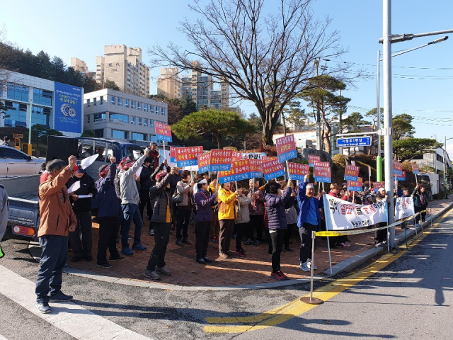 영주시 단산면 동원리 주민들이 돈사 반대집회를 하고 있다. 마경대 기자