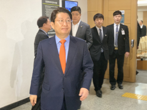 재판이 끝난 뒤 법정을 빠져나가는 권영진 대구시장. 구민수 기자