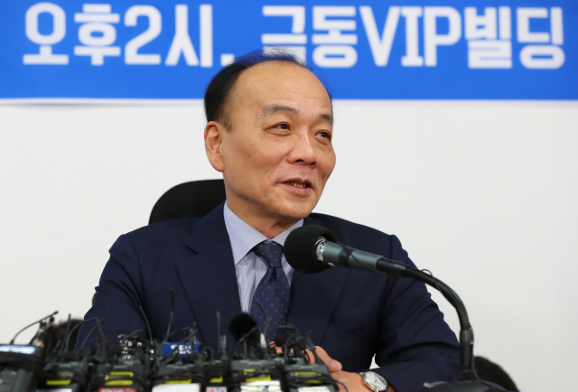 자유한국당 조직강화특별위원에서 해촉된 전원책 변호사가 14일 오후 서울 여의도의 한 사무실에서 입장발표 기자회견을 하고 있다. 연합뉴스
