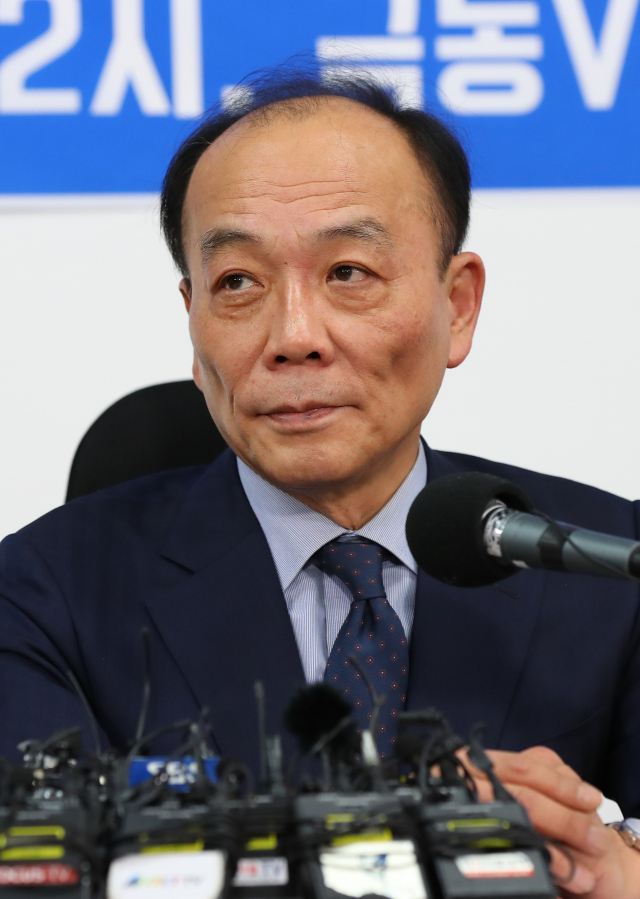 자유한국당 조직강화특별위원에서 해촉된 전원책 변호사가 14일 오후 서울 여의도의 한 사무실에서 입장발표 기자회견을 하고 있다. 연합뉴스