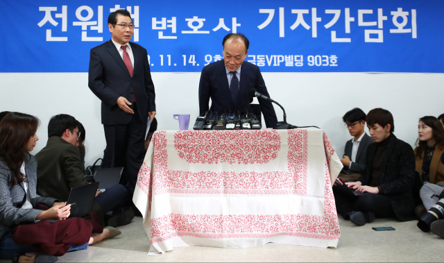 자유한국당 조직강화특별위원에서 해촉된 전원책 변호사가 14일 오후 서울 여의도의 한 사무실에서 입장발표 기자회견을 하기 위해 들어서고 있다. 연합뉴스