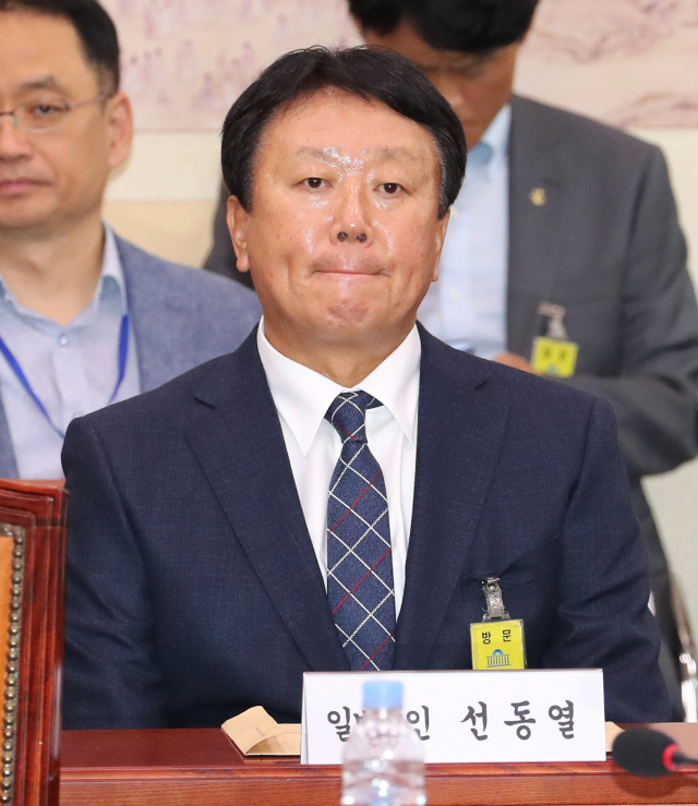 선동열 야구 국가대표팀 감독이 10일 오후 국회에서 열린 문화체육관광위원회 국정감사에 참석해 의원들의 질의를 듣고 있다. 선 감독은 2018 자카르타-팔렘방 아시안게임 야구대표 병역 미필선수 선발 논란과 관련해 증인으로 채택됐다. 연합뉴스