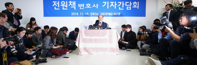 자유한국당 조직강화특별위원에서 해촉된 전원책 변호사가 14일 오후 서울 여의도의 한 사무실에서 입장발표 기자회견을 하고 있다. 연합뉴스