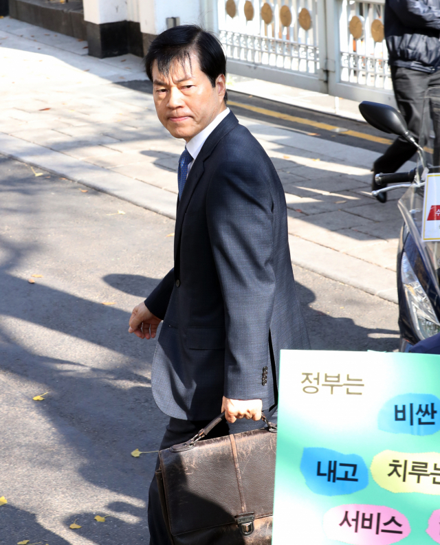 김태한 삼성바이오로직스 대표이사가 14일 오전 서울 종로구 정부서울청사에서 열린 삼성바이오로직스 분식회계 혐의에 대한 증권선물위원회 심의회의에 참석한 뒤 점심시간대 청사를 나서고 있다. 연합뉴스