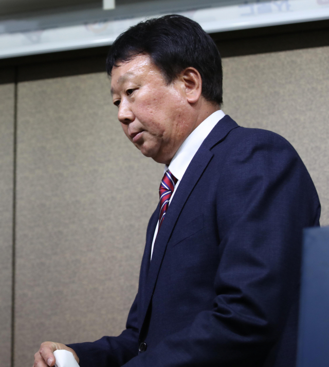 선동열 야구 국가대표팀 감독이 14일 오후 서울 강남구 한국야구위원회에서 열린 긴급 기자회견에서 국가대표팀 감독직 자진사퇴 의사를 밝히고 기자회견장을 나서고 있다. 연합뉴스