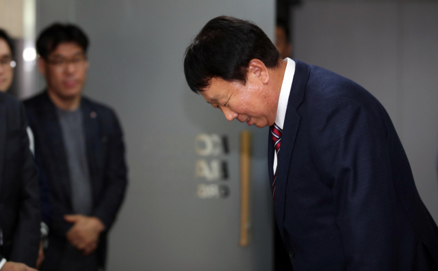 선동열 야구 국가대표팀 감독이 14일 오후 서울 강남구 한국야구위원회에서 열린 긴급 기자회견에서 국가대표팀 감독직 자진사퇴 의사를 밝히고 기자회견장을 나서고 있다. 연합뉴스