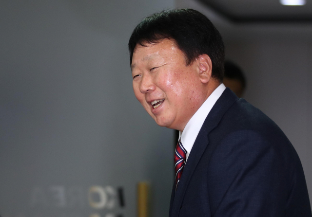 선동열 야구 국가대표팀 감독이 14일 오후 서울 강남구 한국야구위원회에서 열린 긴급 기자회견에서 국가대표팀 감독직 자진사퇴 의사를 밝히고 기자회견장을 나서고 있다. 연합뉴스