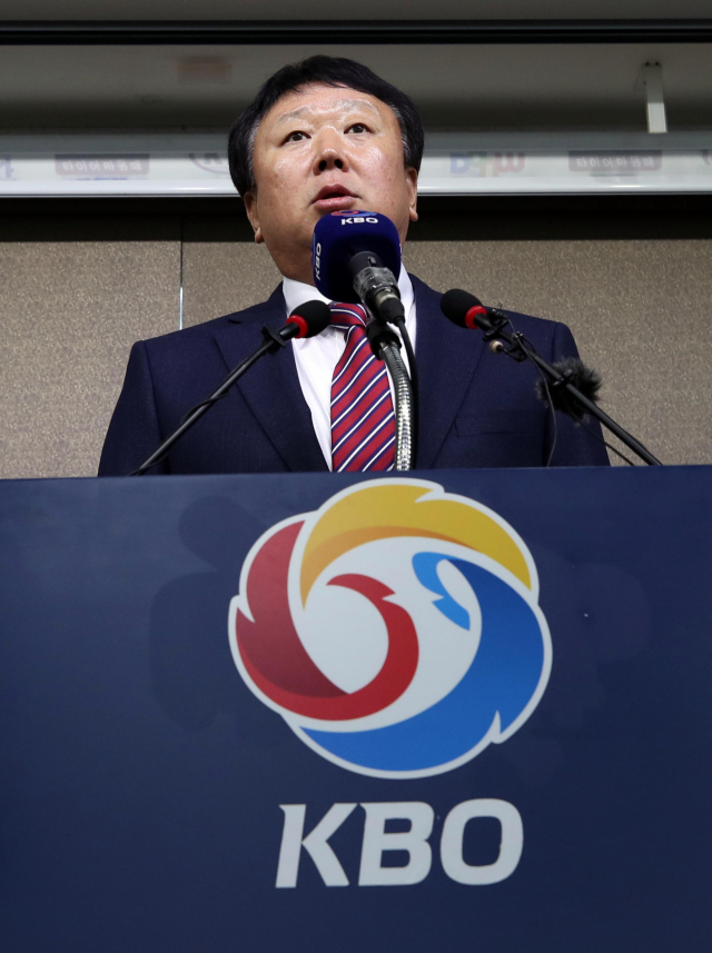 선동열 야구 국가대표팀 감독이 14일 오후 서울 강남구 한국야구위원회에서 열린 긴급 기자회견에서 국가대표팀 감독직에서 자진사퇴 한다고 밝히고 있다. 연합뉴스