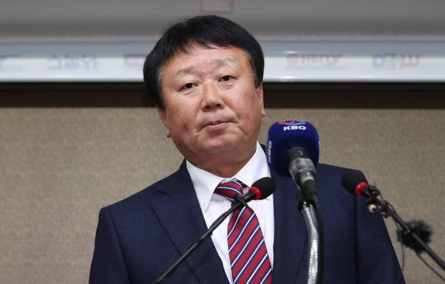 선동열 야구 국가대표팀 감독이 14일 오후 서울 강남구 한국야구위원회에서 열린 긴급 기자회견에서 국가대표팀 감독직 자진사퇴 의사를 밝히고 있다. 연합뉴스