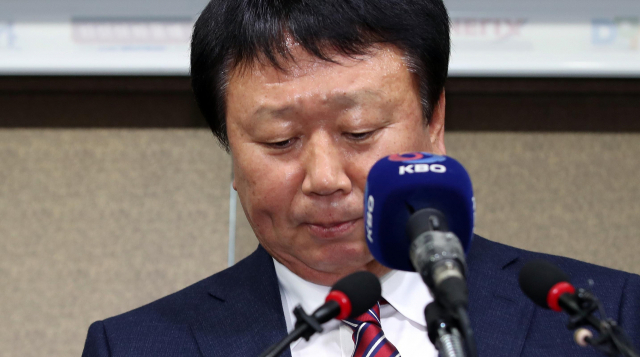 선동열 야구 국가대표팀 감독이 14일 오후 서울 강남구 한국야구위원회에서 열린 긴급 기자회견에서 국가대표팀 감독직에서 자진사퇴 한다고 밝히고 있다. 연합뉴스