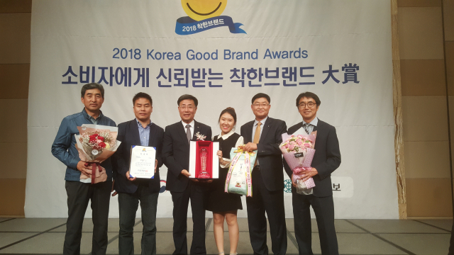 의성군 농협쌀조합공동사업법인(대표 이사 정성진·오른쪽 두 번째)이 생산하는