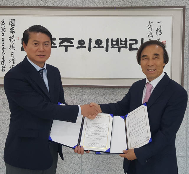2·28민주운동기념사업회 노동일 회장(오른쪽)과 대구메트로아트센터 정판규 대표(왼쪽)가 뮤지컬 