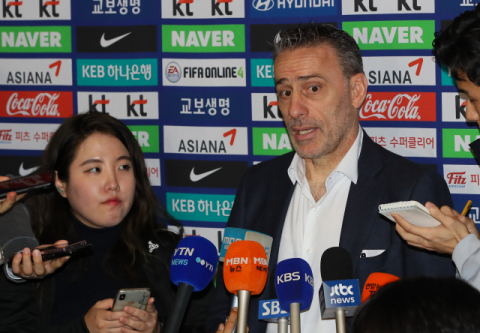 축구국가대표팀 벤투 감독이 지난 12일 인천공항에서 호주로 출국하기 전 인터뷰하고 있다. 연합뉴스