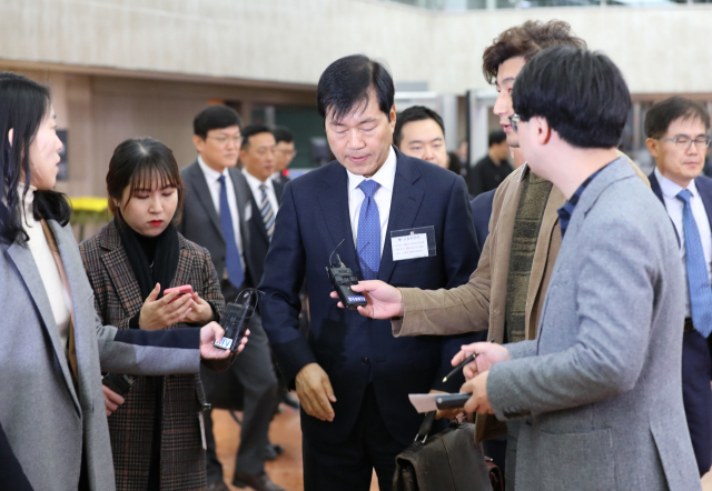 김태한 삼성바이오로직스 대표이사가 14일 오전 서울 종로구 정부서울청사에서 열린 삼성바이오로직스 분식회계 혐의 재감리 안건 논의를 위한 증선위원회 회의에 참석하며 질문받고 있다. 연합뉴스