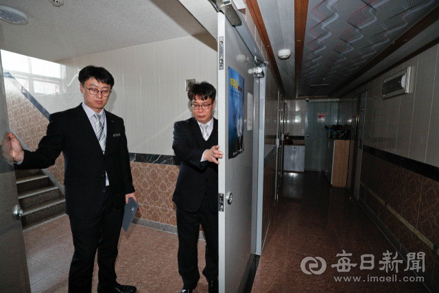 14일 대구 시내 한 고시원에 대한 소방안전점검에 나선 대구소방안전본부 직원들이 방화문이 제대로 작동 되는지 살펴보고 있다. 우태욱 기자 woo@msnet.co.kr