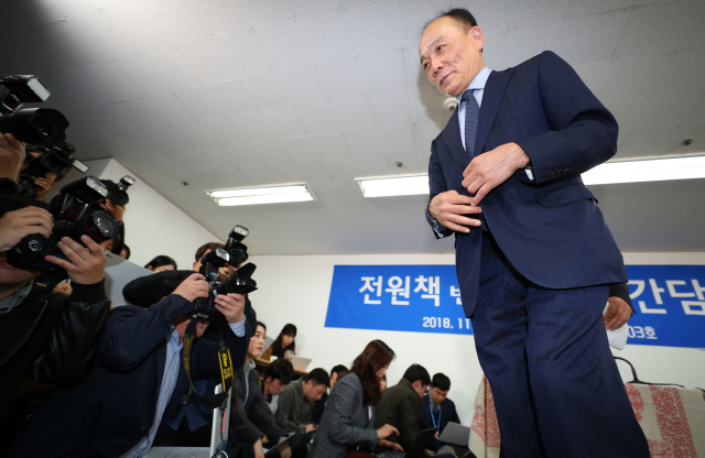 자유한국당 조직강화특별위원에서 해촉된 전원책 변호사가 14일 오후 서울 여의도의 한 건물에서 입장발표 기자회견을 마친 뒤 사무실을 나서고 있다. 연합뉴스