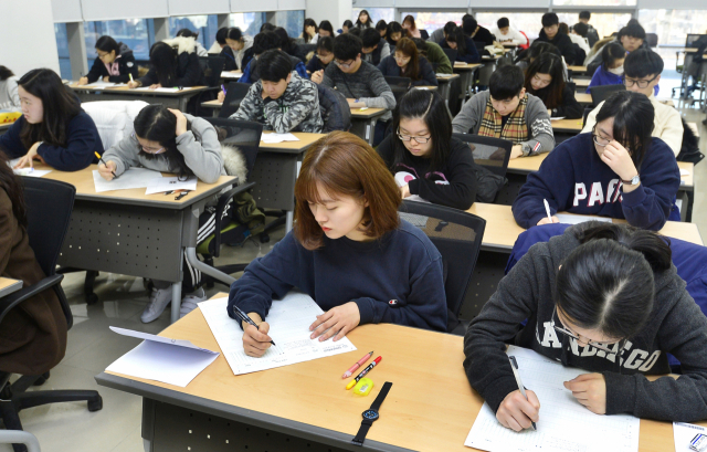 수능최저학력기준은 대입 지원 전략을 세우는데 반드시 체크해야할 요소지만, 매년 학교별로 변화를 주고있어 꼼꼼하게 알아볼 필요가 있다. 2018학년도 경북대학교 수시모집 논술(AAT)고사에 응시한 수험생들이 배부 받은 답안지에 이름과 수험번호 등을 적고 있다. 매일신문 DB