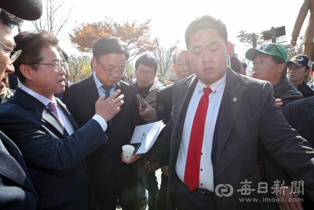 14일 구미 박정희 대통령 생가에서 열린 박정희 대통령 탄생 101돌 기념식장에서 이철우(왼쪽) 경북도지사가 이 지사에게 박근혜 전 대통령 탄핵 찬성 의혹을 제기하는 한 보수단체 회원(오른쪽에서 두번째)과 언쟁을 벌이자 넥타이를 맨 경호원이 가로막고 있다. 김영진 기자 kyjmaeil@msnet.co.kr