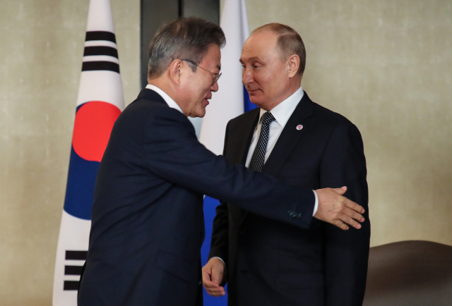 아세안 정상회의에 참석 중인 문재인 대통령과 블라디미르 푸틴 러시아 대통령이 14일 오후(현지시각) 싱가포르 샹그릴라 호텔에서 열린 한·러 정상회담에서 만나 인사하고 있다. 연합뉴스